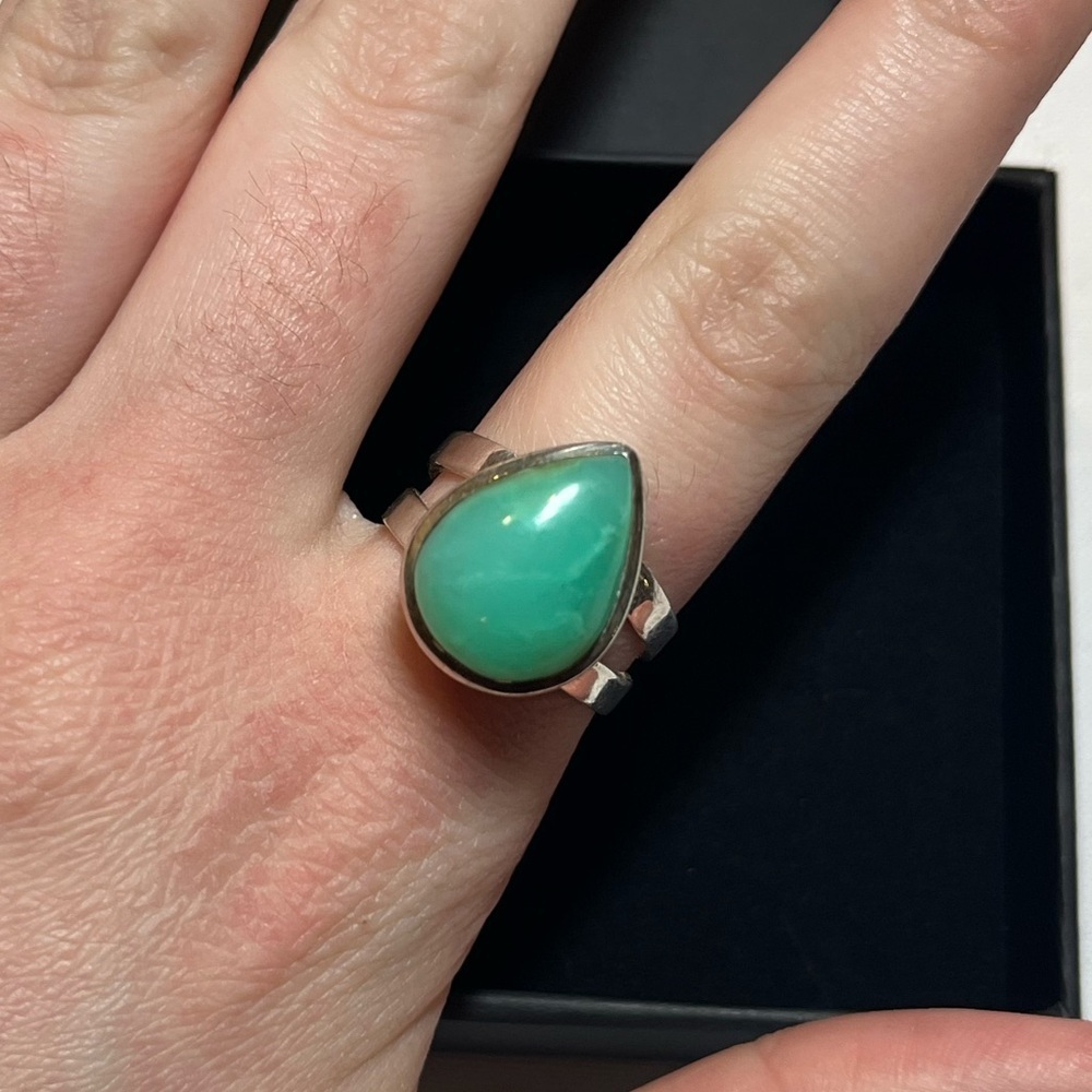Stunning Sterling silver ring
green stone
Size 8